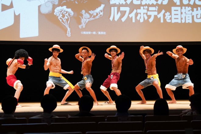 Hairstylist Akira Kenmotsu unleashes a high-impact “Gear Second” flex on stage at the inaugural ONE PIECE Body Make Contest, epitomizing Luffy’s fiery fighting spirit and bridging anime culture with modern physique sports.